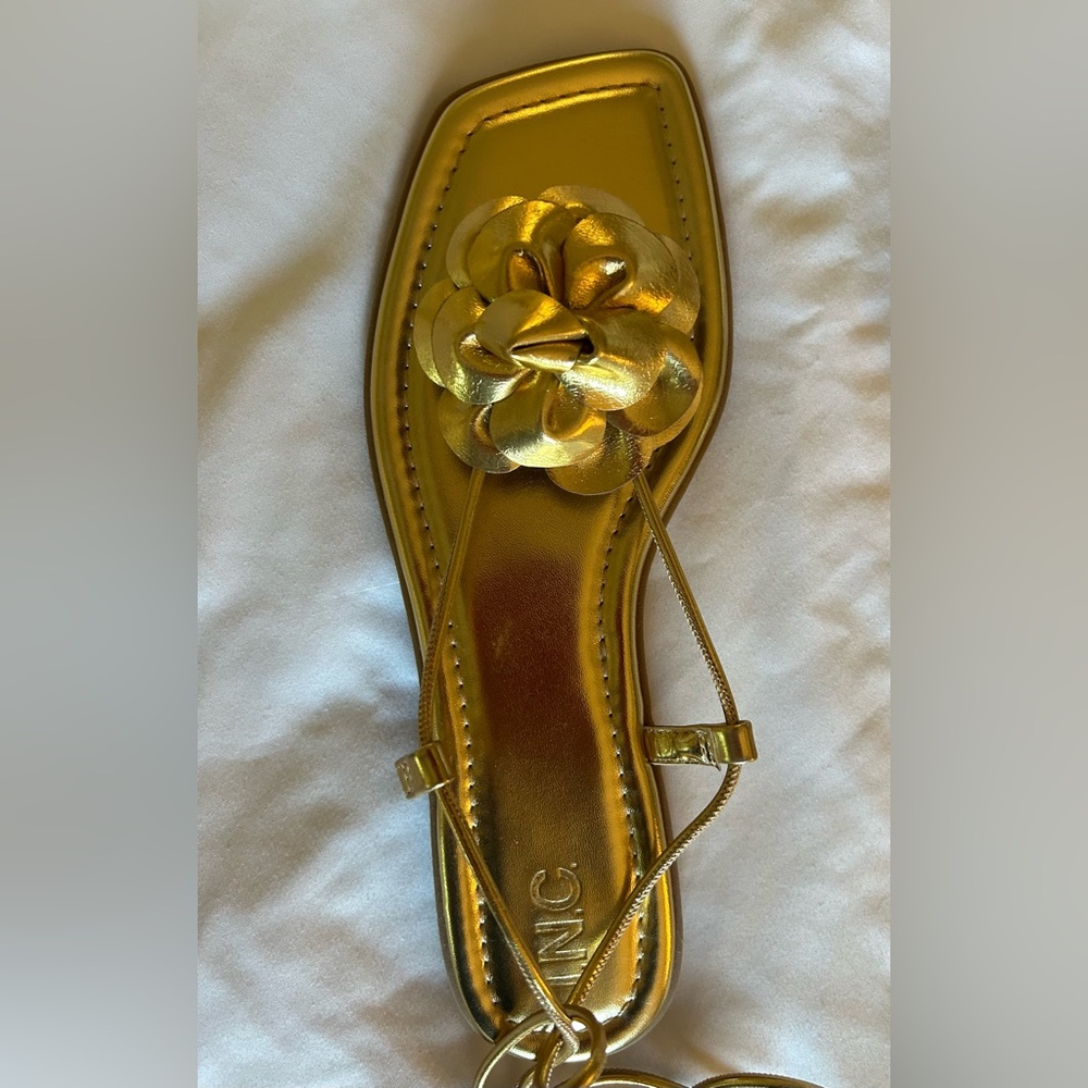 STUNNING FLAT GOLD FLORAL GLADIATOR SANDALS - Picture 3 of 8